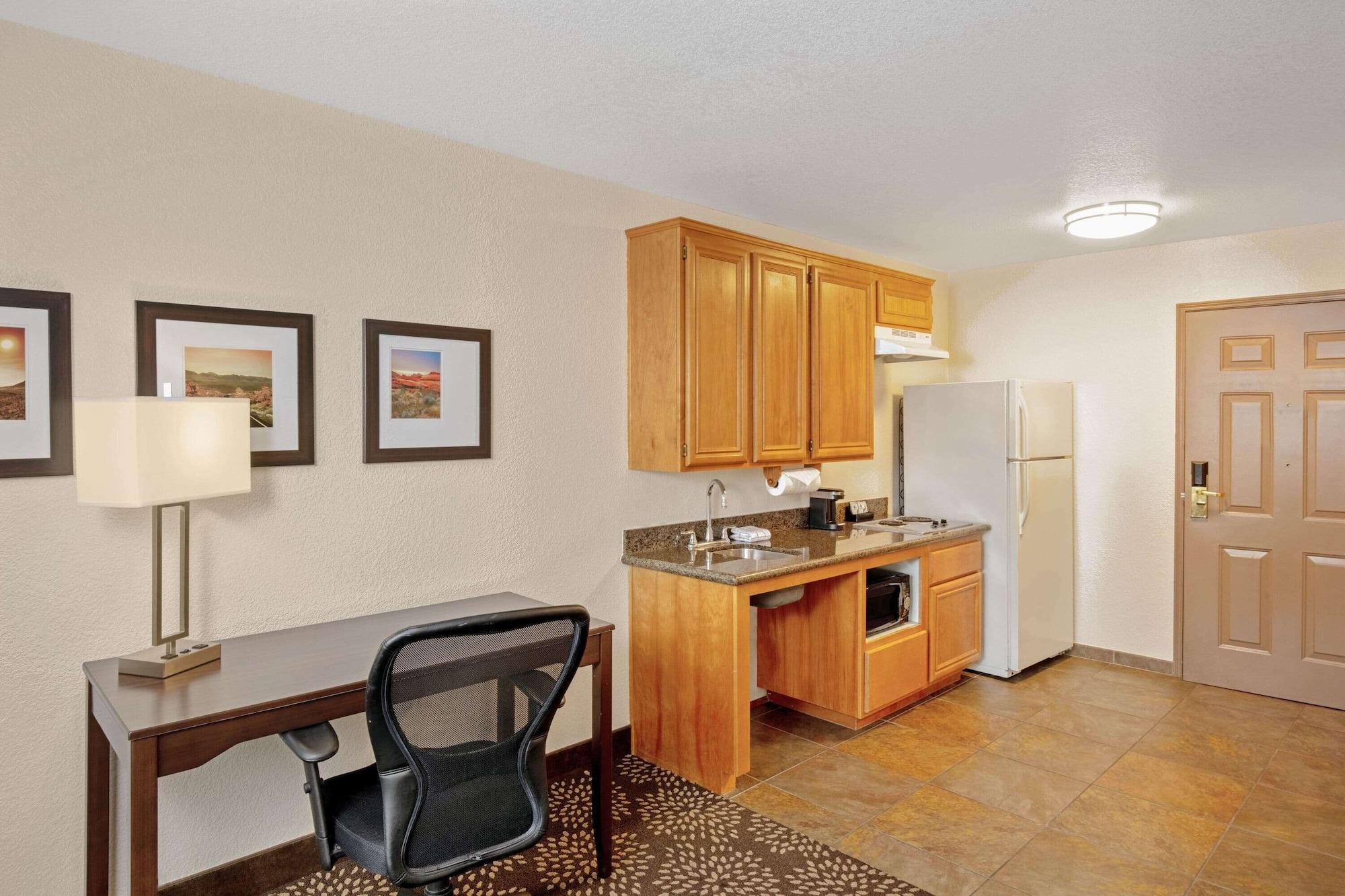La Quinta By Wyndham Las Vegas Redrock/Summerlin Exterior photo